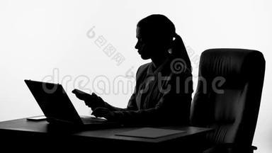 女老板在她的笔记本电脑上工作，<strong>接电话</strong>，内部信息